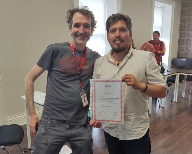 Marcelo recibiendo su certificado C1 en Atlas Language School, julio 2022
