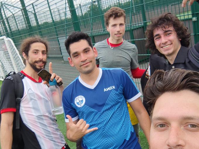 Marcelo con amigos de distintos países después del fútbol en Dublín